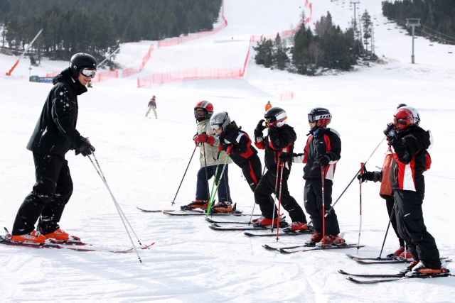  滑雪课上的一群小学生 